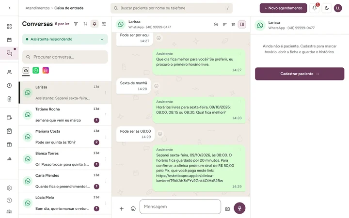 Tela de Conversas no computador: a lista de conversas à esquerda, a conversa aberta no centro e o painel da paciente à direita